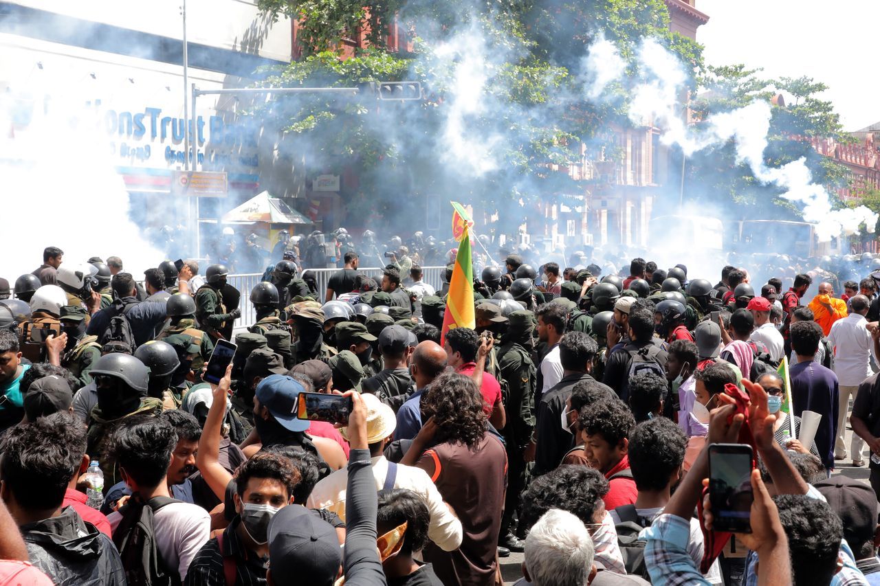 Sri Lanka'da hükümet krizi! Binlerce gösterici Başbakanlık konutunu ateşe verdi 34