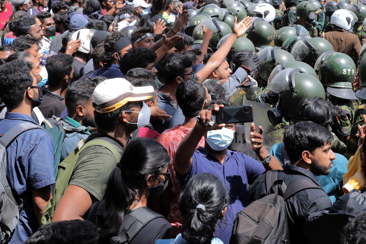 Sri Lanka'da hükümet krizi! Binlerce gösterici Başbakanlık konutunu ateşe verdi 36