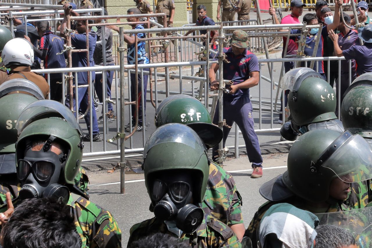Sri Lanka'da hükümet krizi! Binlerce gösterici Başbakanlık konutunu ateşe verdi 37