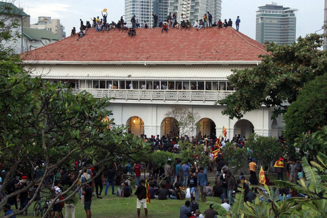 Sri Lanka'da hükümet krizi! Binlerce gösterici Başbakanlık konutunu ateşe verdi 39