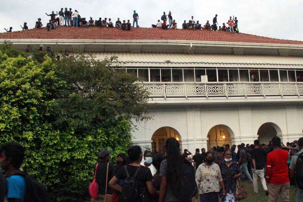 Sri Lanka'da hükümet krizi! Binlerce gösterici Başbakanlık konutunu ateşe verdi 40