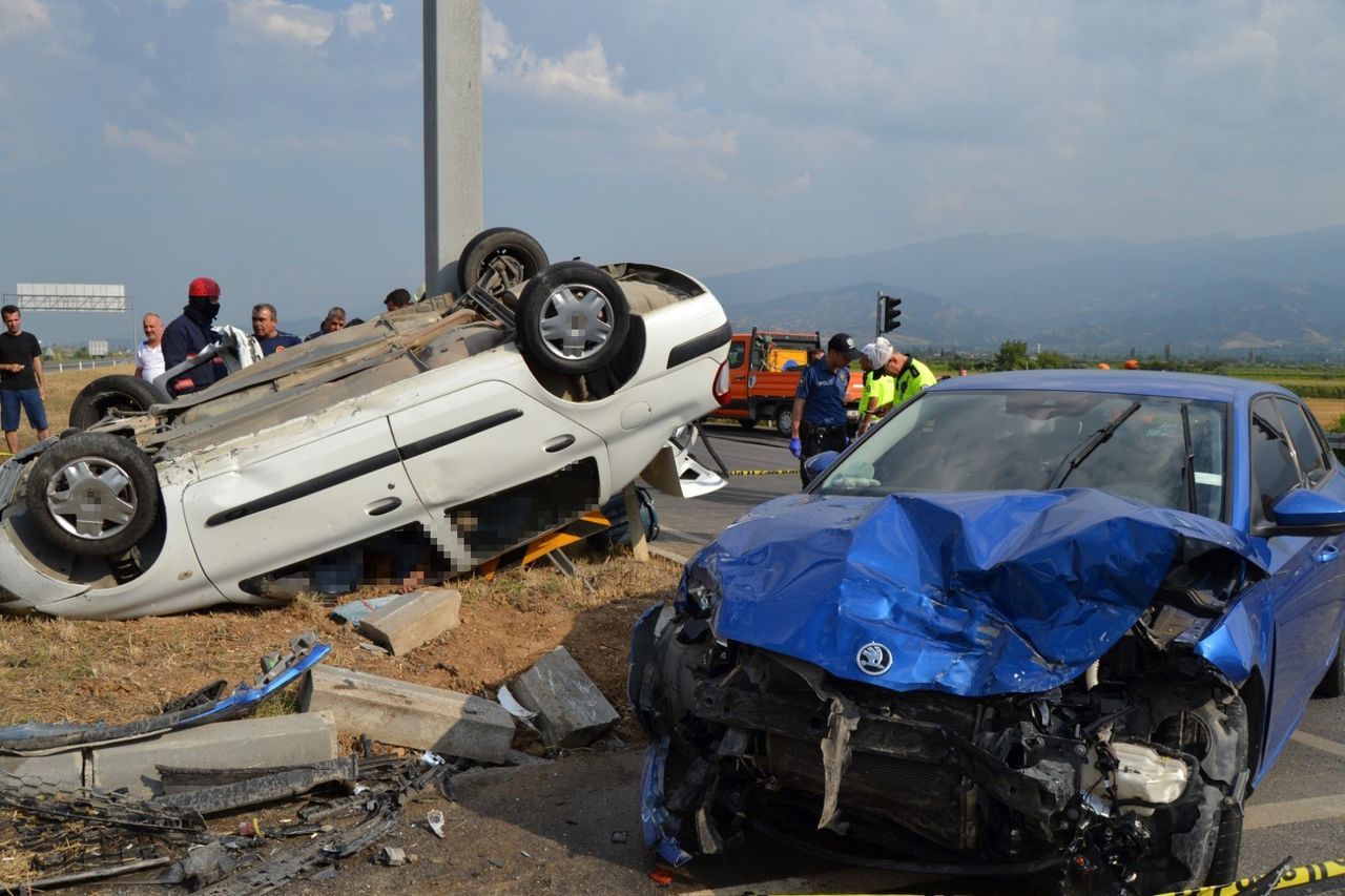 Manisa’da iki otomobil çarpıştı: 3 ölü, 2 yaralı 2
