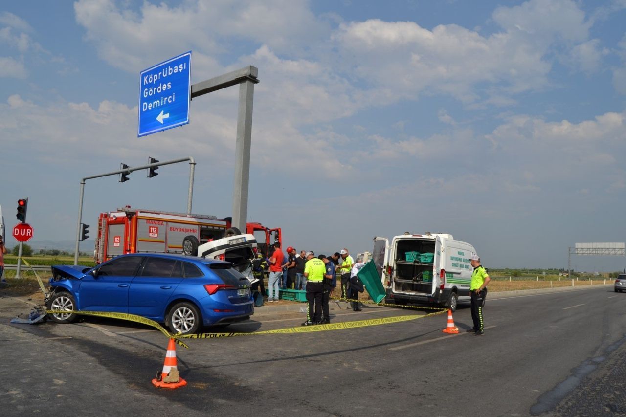 Manisa’da iki otomobil çarpıştı: 3 ölü, 2 yaralı 3