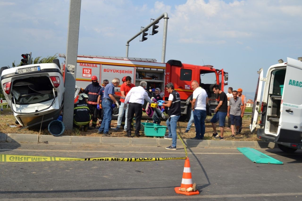 Manisa’da iki otomobil çarpıştı: 3 ölü, 2 yaralı 4