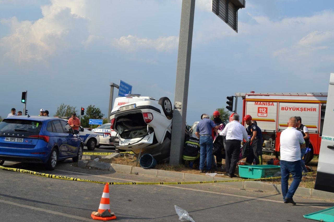 Manisa’da iki otomobil çarpıştı: 3 ölü, 2 yaralı 5