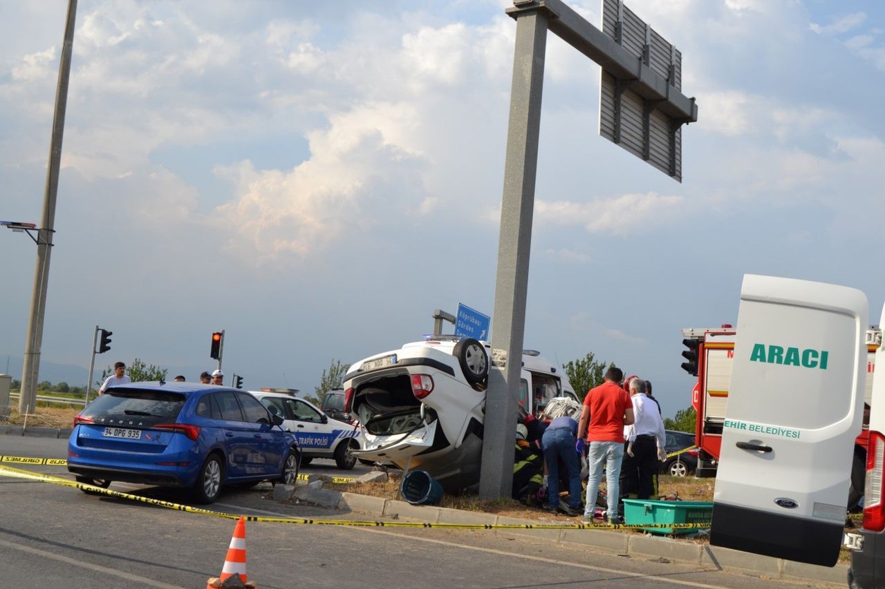 Manisa’da iki otomobil çarpıştı: 3 ölü, 2 yaralı 6