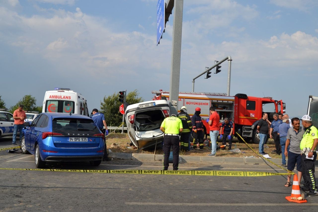 Manisa’da iki otomobil çarpıştı: 3 ölü, 2 yaralı 7