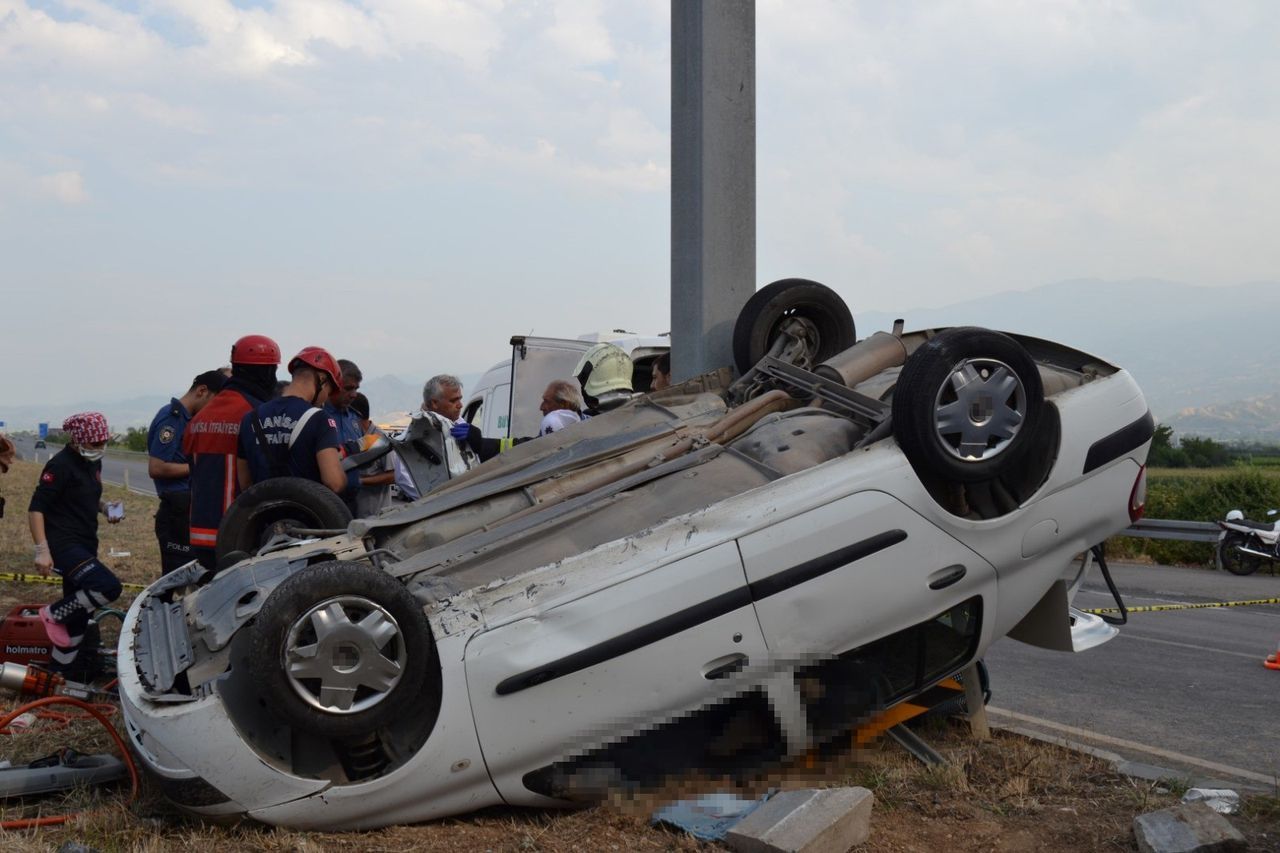 Manisa’da iki otomobil çarpıştı: 3 ölü, 2 yaralı 8