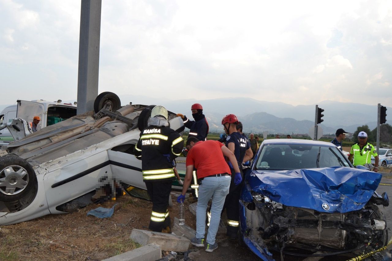 Manisa’da iki otomobil çarpıştı: 3 ölü, 2 yaralı 9