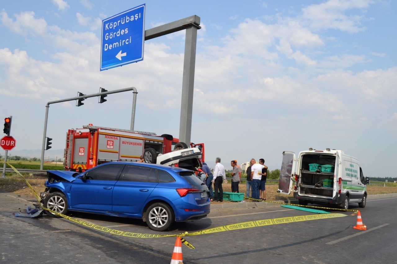 Manisa’da iki otomobil çarpıştı: 3 ölü, 2 yaralı 10