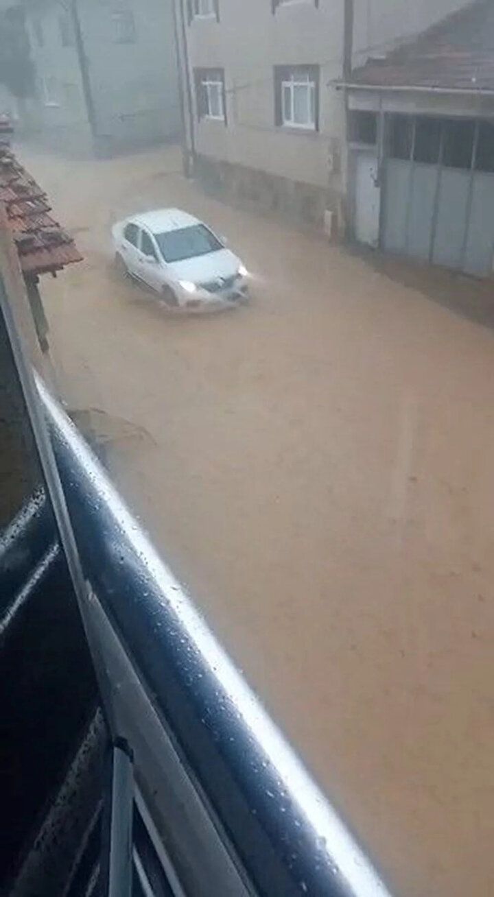 Türkiye'de sağanak yağış hayatı felç etti: Bilecik'te bir kadın hayatını kaybetti! 11