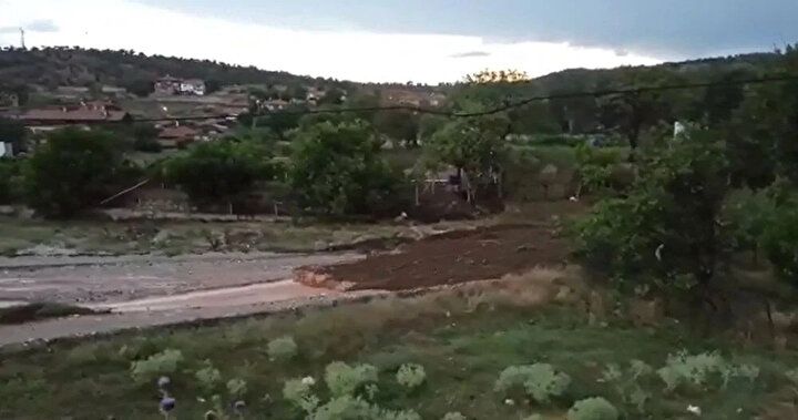 Türkiye'de sağanak yağış hayatı felç etti: Bilecik'te bir kadın hayatını kaybetti! 15