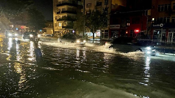 Türkiye'de sağanak yağış hayatı felç etti: Bilecik'te bir kadın hayatını kaybetti! 18