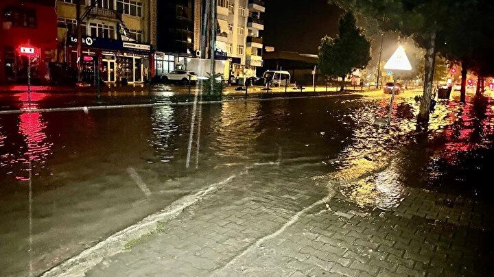 Türkiye'de sağanak yağış hayatı felç etti: Bilecik'te bir kadın hayatını kaybetti! 19
