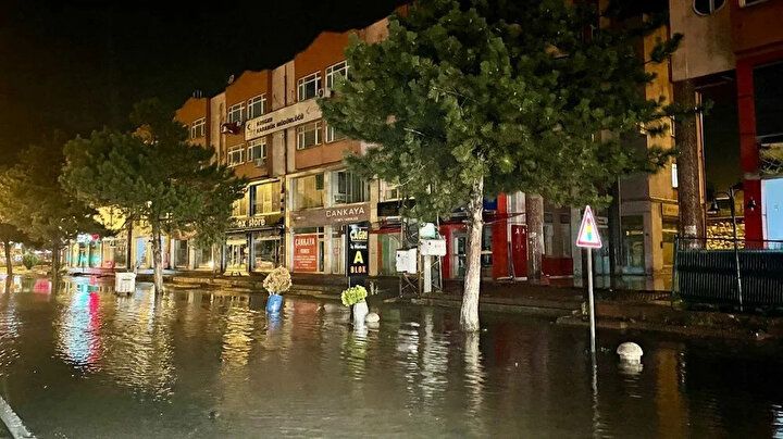 Türkiye'de sağanak yağış hayatı felç etti: Bilecik'te bir kadın hayatını kaybetti! 20