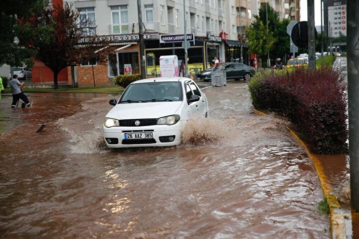 Türkiye'de sağanak yağış hayatı felç etti: Bilecik'te bir kadın hayatını kaybetti! 21