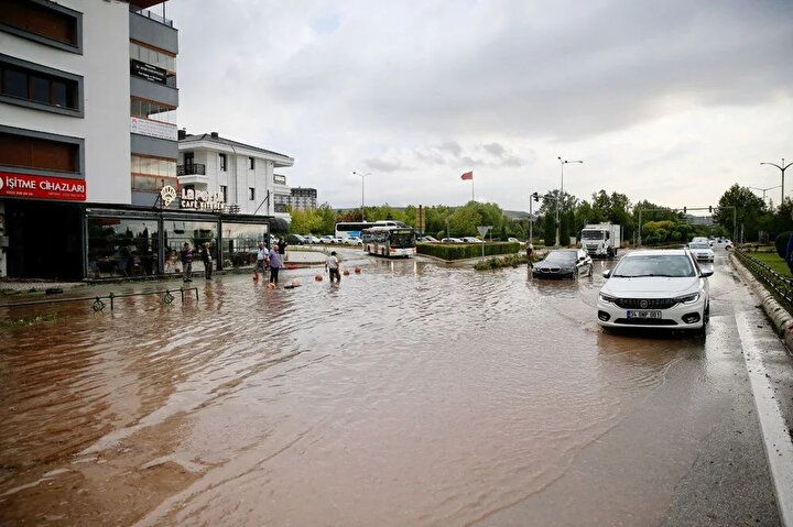 Türkiye'de sağanak yağış hayatı felç etti: Bilecik'te bir kadın hayatını kaybetti! 22