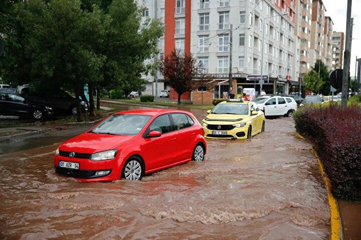 Türkiye'de sağanak yağış hayatı felç etti: Bilecik'te bir kadın hayatını kaybetti! 23