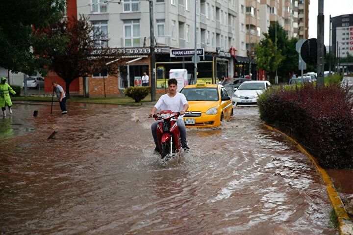 Türkiye'de sağanak yağış hayatı felç etti: Bilecik'te bir kadın hayatını kaybetti! 24