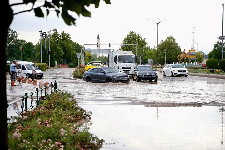Türkiye'de sağanak yağış hayatı felç etti: Bilecik'te bir kadın hayatını kaybetti! 3