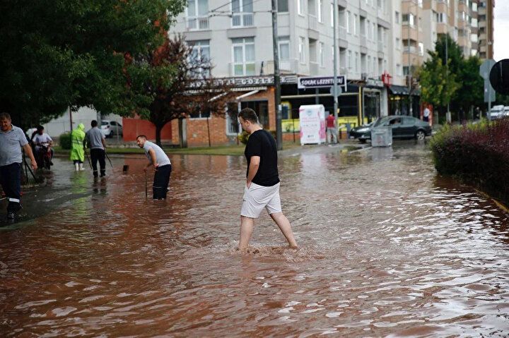 Türkiye'de sağanak yağış hayatı felç etti: Bilecik'te bir kadın hayatını kaybetti! 5