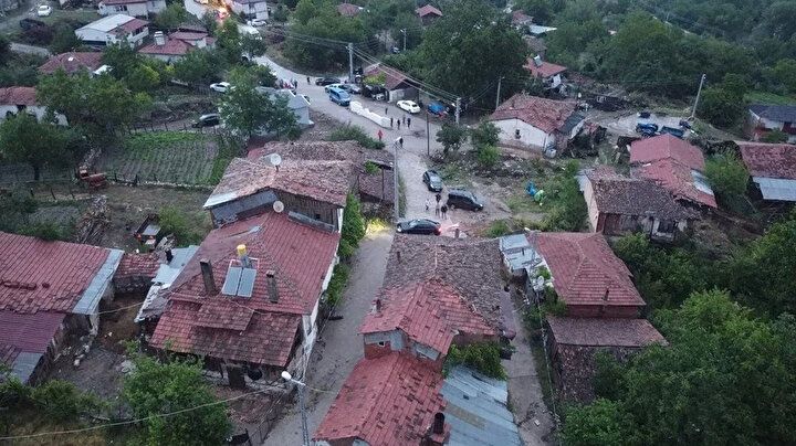 Türkiye'de sağanak yağış hayatı felç etti: Bilecik'te bir kadın hayatını kaybetti! 9