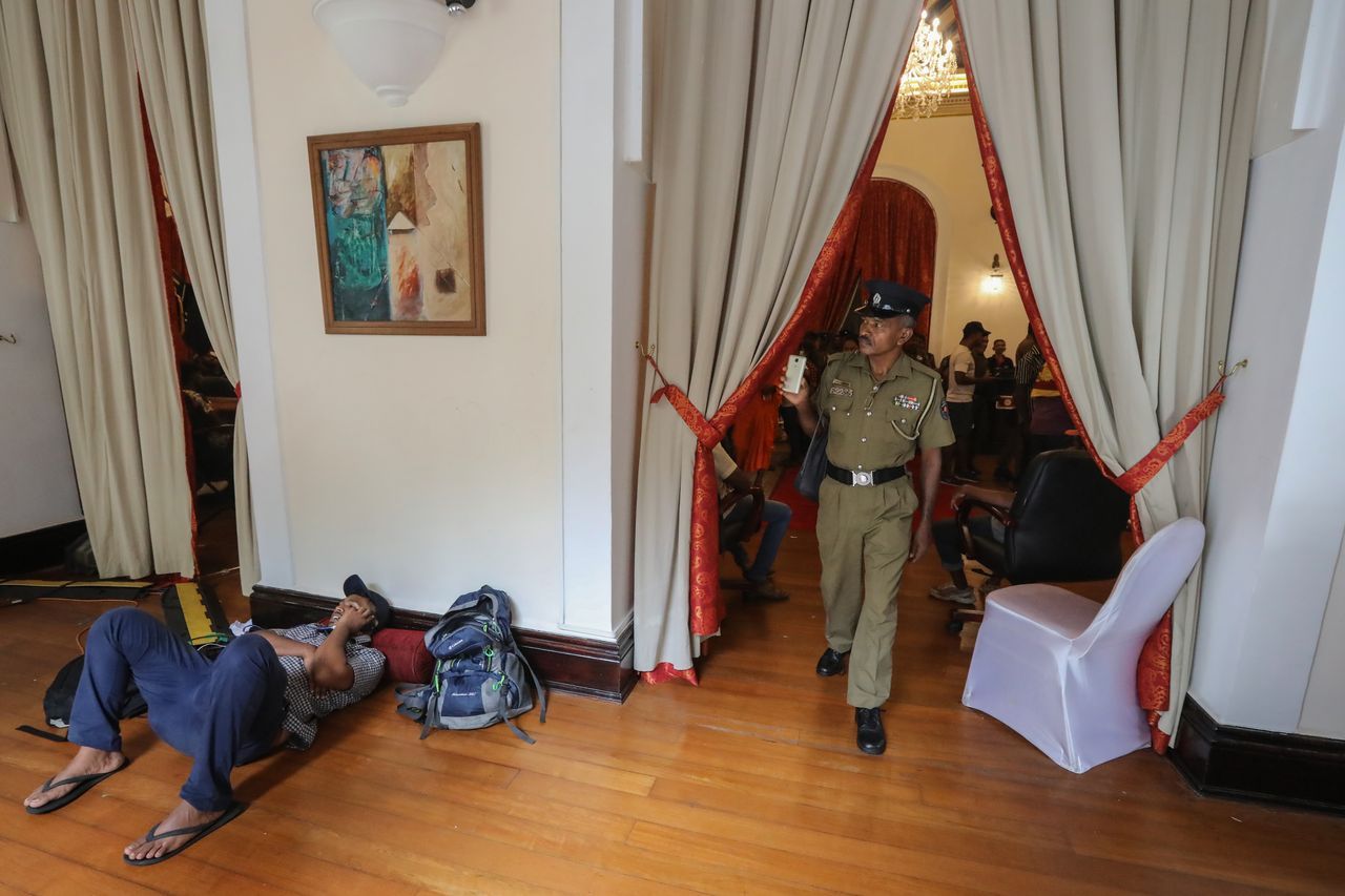 Sri Lanka’da protestocular başkanlık konutunu boşaltmıyor 1