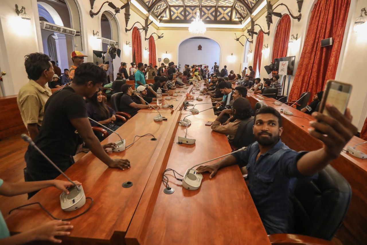 Sri Lanka’da protestocular başkanlık konutunu boşaltmıyor 5
