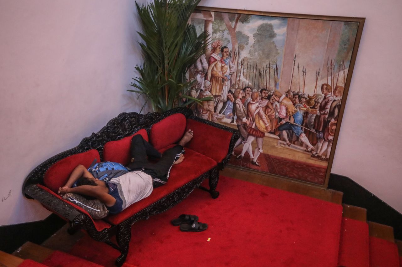Sri Lanka’da protestocular başkanlık konutunu boşaltmıyor 7