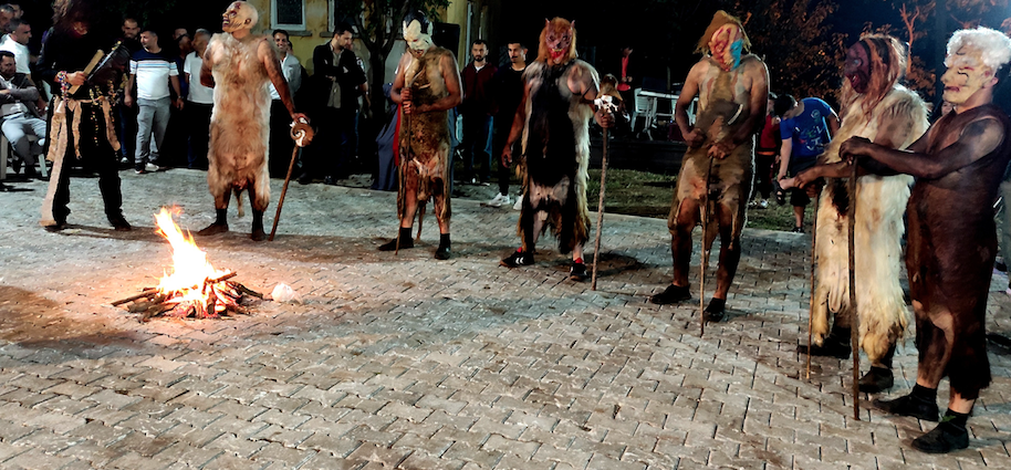 200 yıllık gelenek: Kurbanlık hayvanların derilerini giyip insanları korkutuyorlar 10