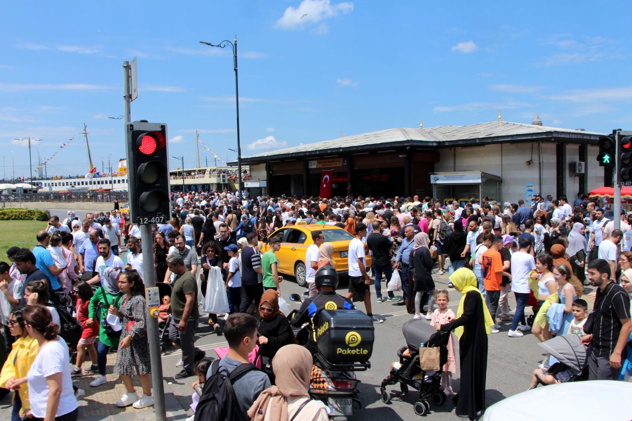 Adım atacak yer kalmadı! Eminönü vapur iskelesinde bayram yoğunluğu 5