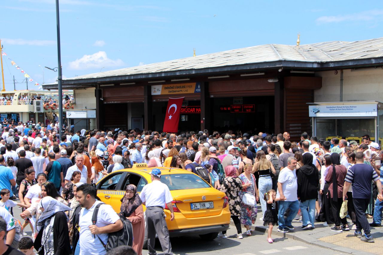 Adım atacak yer kalmadı! Eminönü vapur iskelesinde bayram yoğunluğu 4