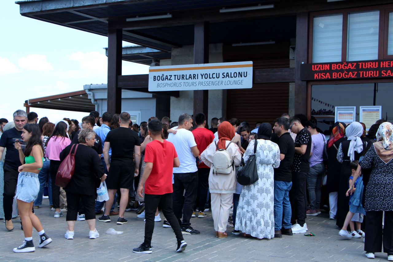 Adım atacak yer kalmadı! Eminönü vapur iskelesinde bayram yoğunluğu 2