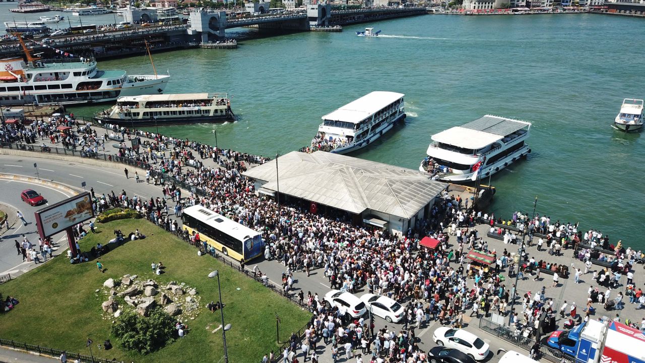 Adım atacak yer kalmadı! Eminönü vapur iskelesinde bayram yoğunluğu 10