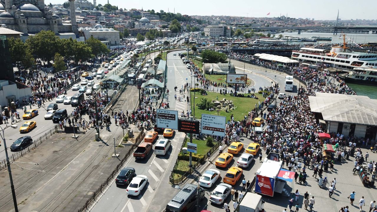 Adım atacak yer kalmadı! Eminönü vapur iskelesinde bayram yoğunluğu 6