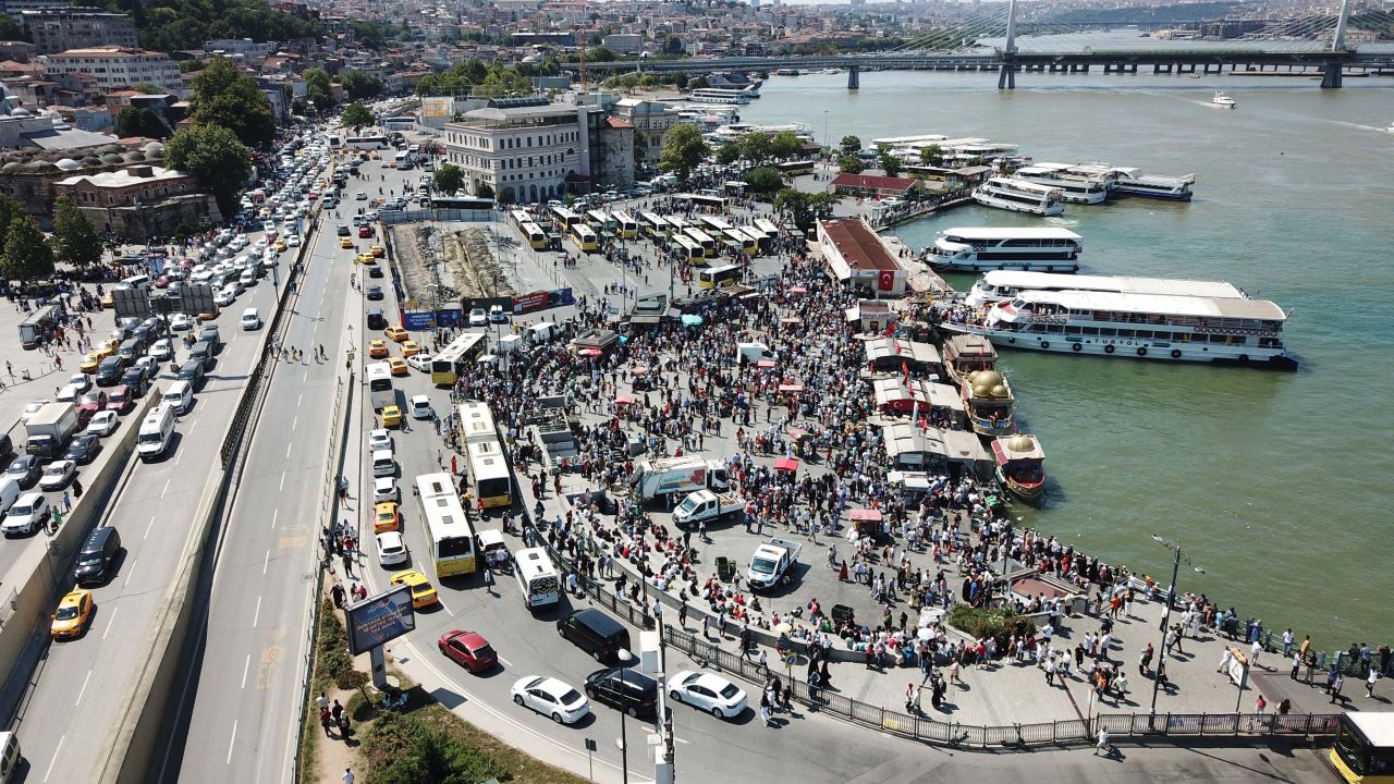 Adım atacak yer kalmadı! Eminönü vapur iskelesinde bayram yoğunluğu 9