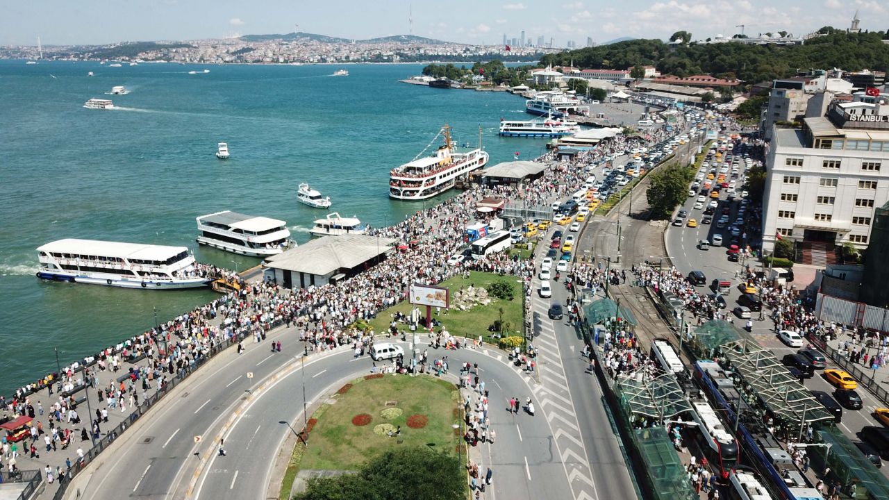 Adım atacak yer kalmadı! Eminönü vapur iskelesinde bayram yoğunluğu 7