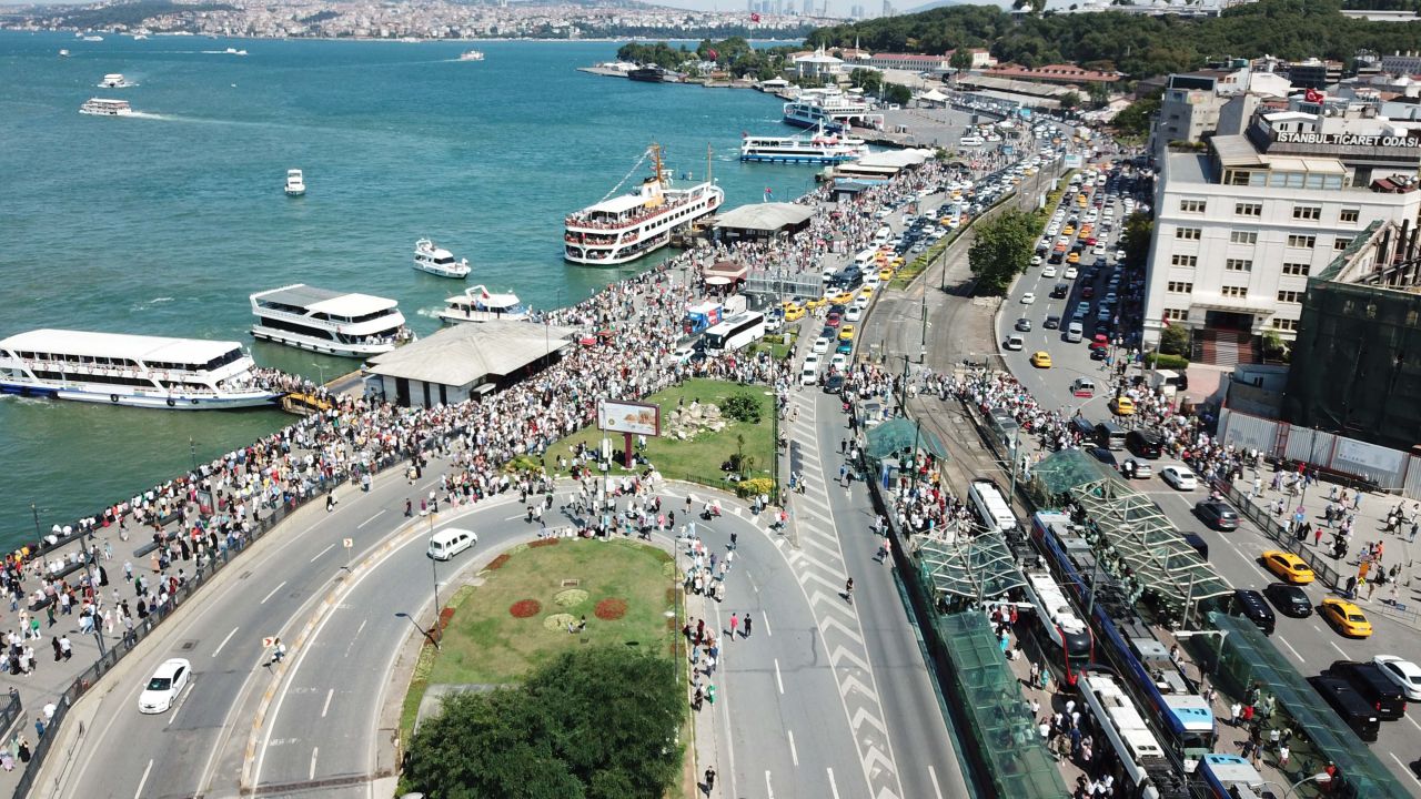 Adım atacak yer kalmadı! Eminönü vapur iskelesinde bayram yoğunluğu 8