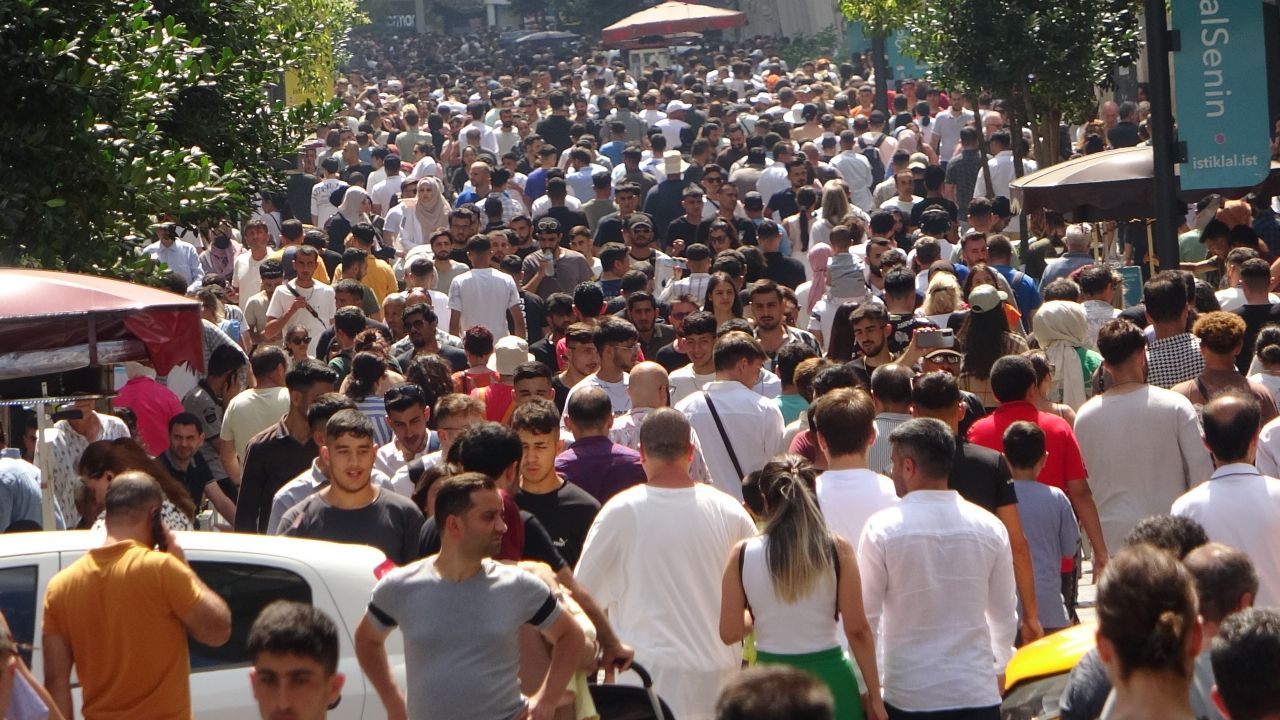 'İğne atsan yere düşmeyecek' dedirten kalabalık! Vatandaşlar Taksim’e akın etti 1