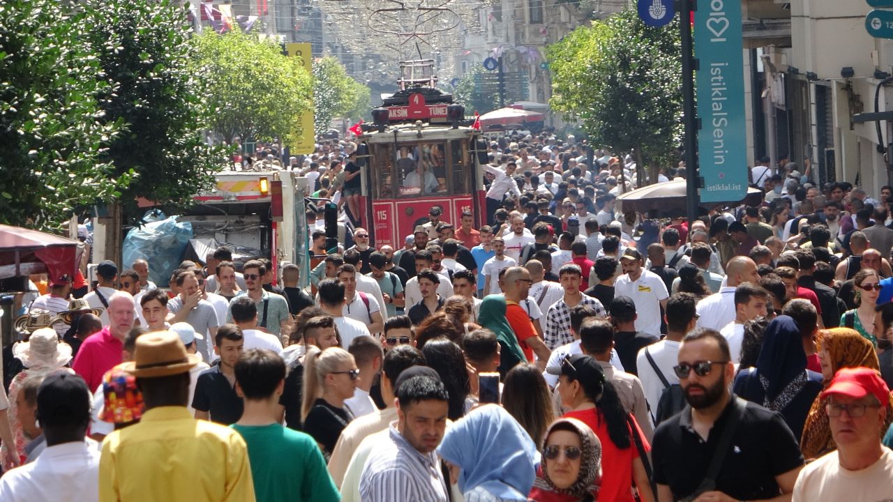 'İğne atsan yere düşmeyecek' dedirten kalabalık! Vatandaşlar Taksim’e akın etti 2