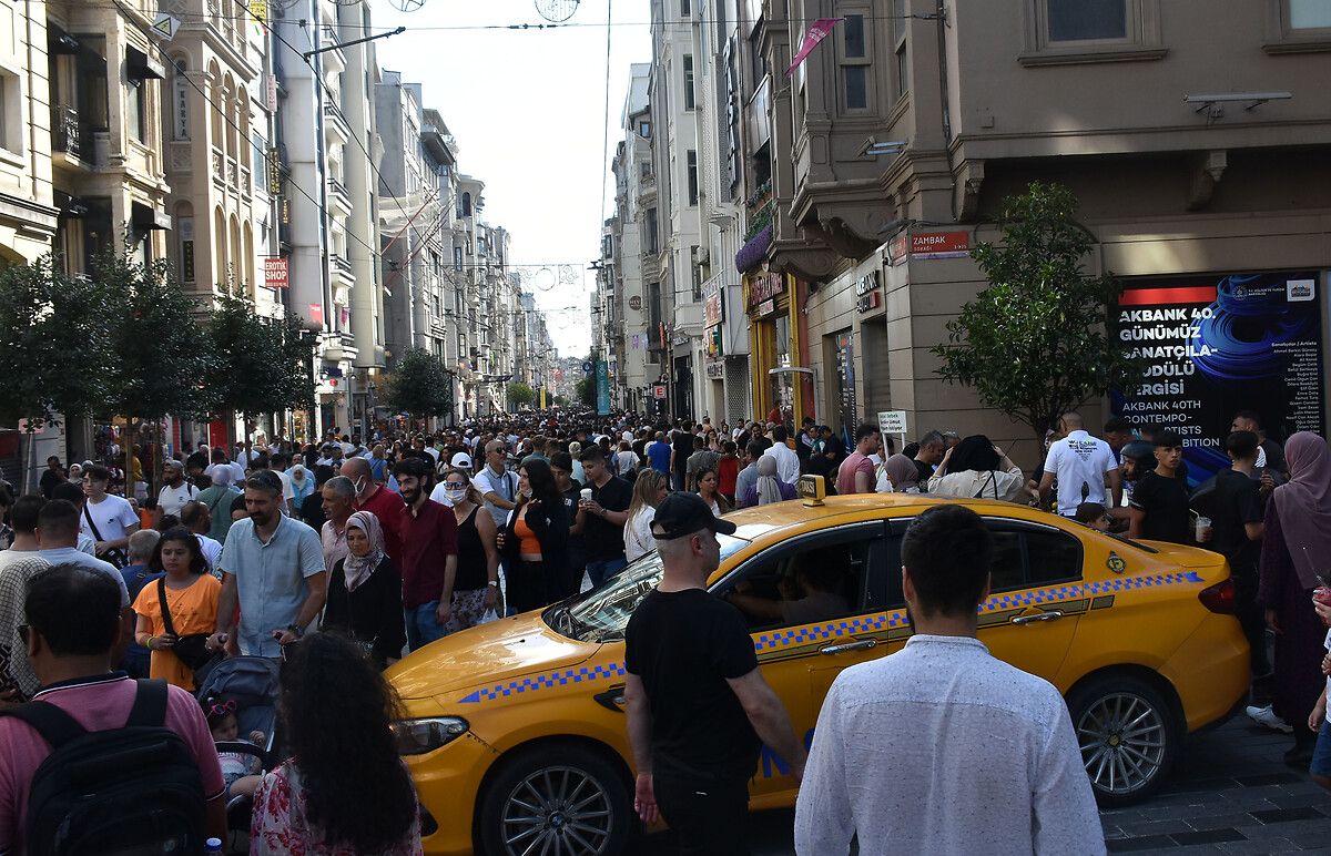 'İğne atsan yere düşmeyecek' dedirten kalabalık! Vatandaşlar Taksim’e akın etti 6