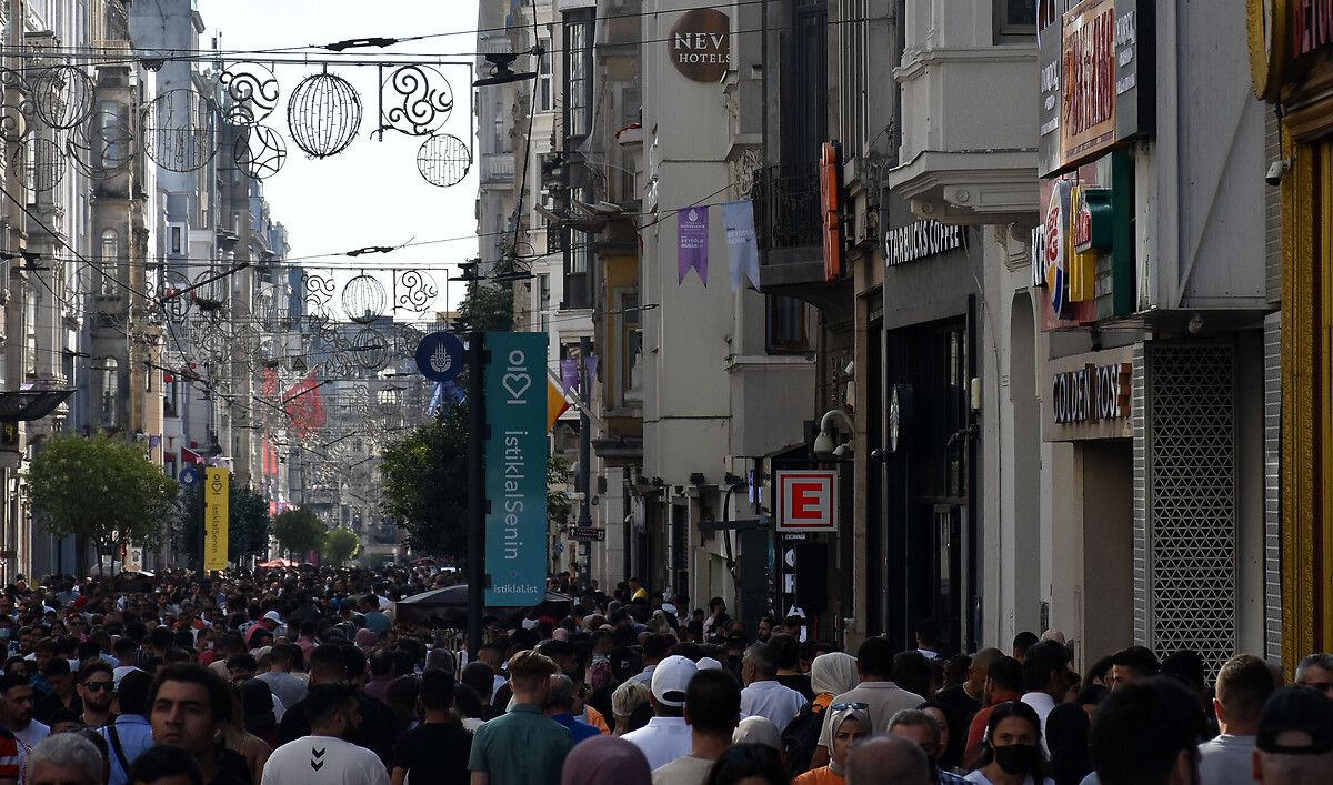 'İğne atsan yere düşmeyecek' dedirten kalabalık! Vatandaşlar Taksim’e akın etti 7