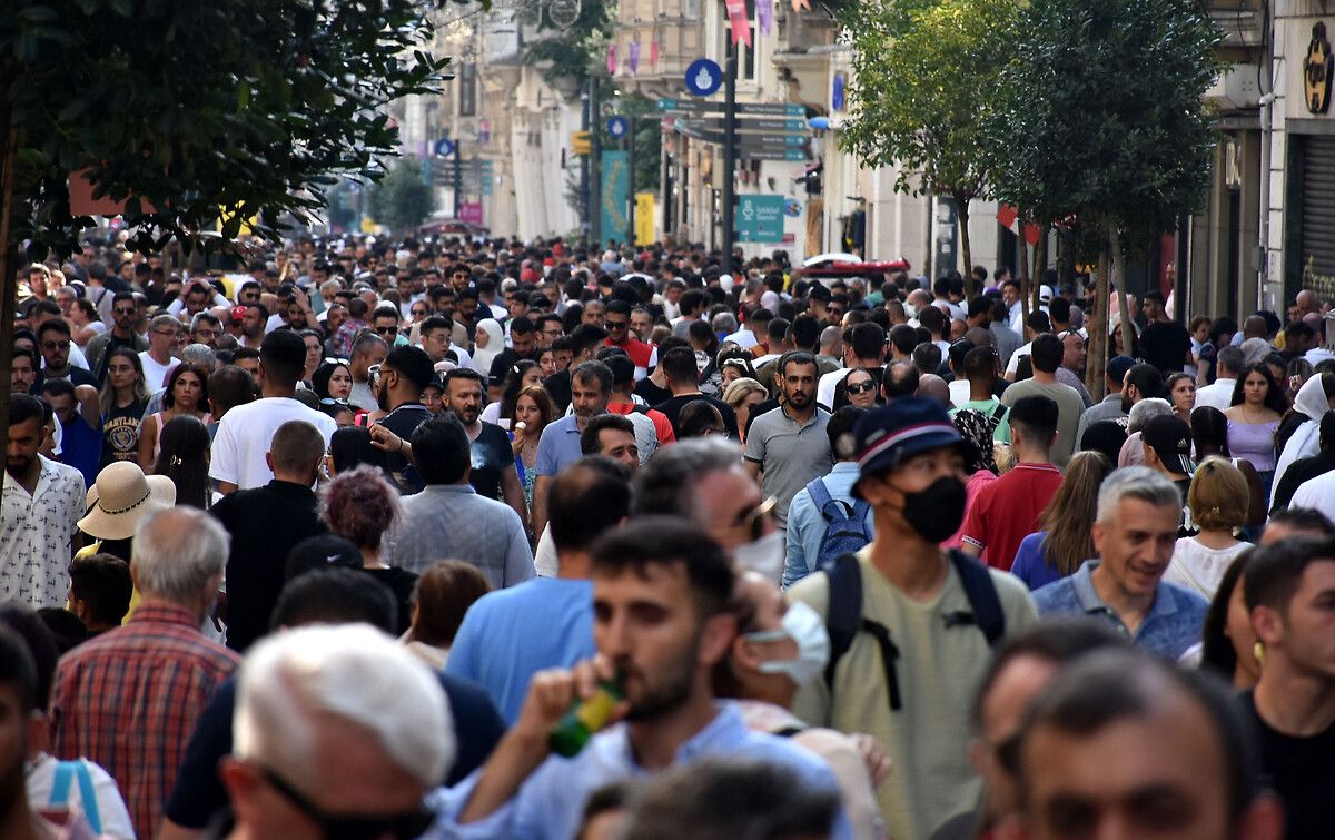 'İğne atsan yere düşmeyecek' dedirten kalabalık! Vatandaşlar Taksim’e akın etti 8
