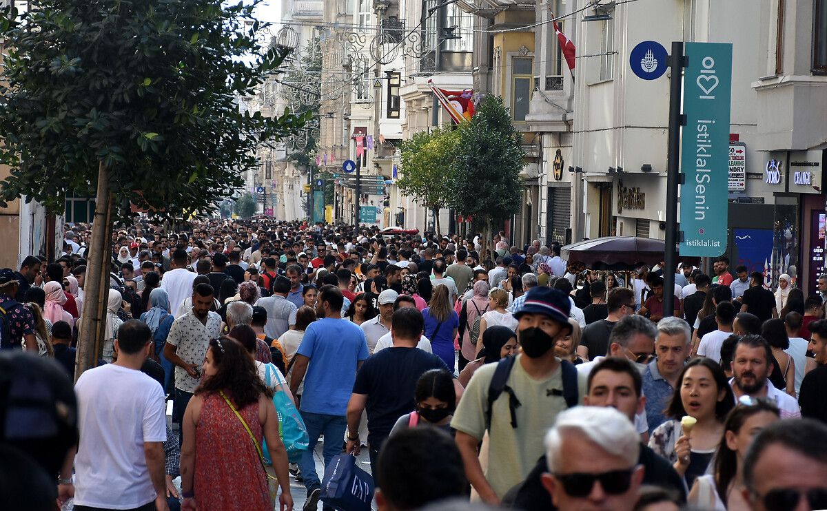 'İğne atsan yere düşmeyecek' dedirten kalabalık! Vatandaşlar Taksim’e akın etti 4