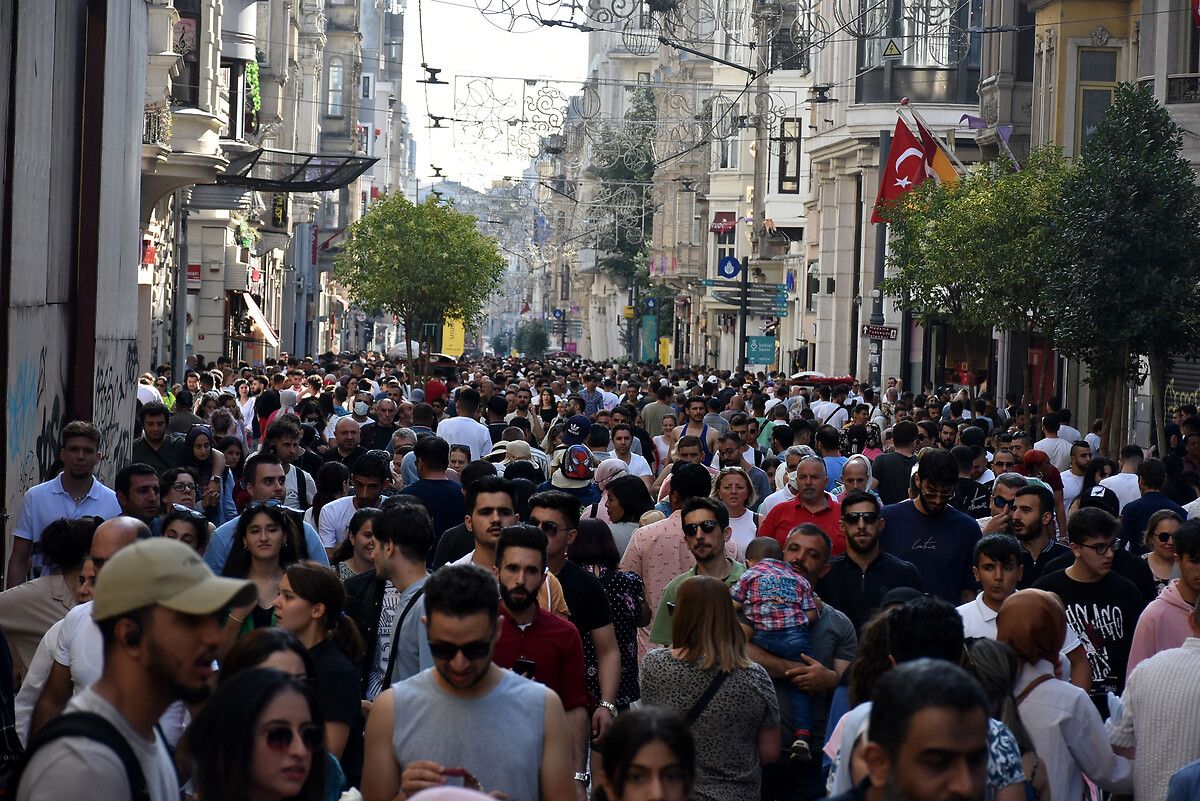 'İğne atsan yere düşmeyecek' dedirten kalabalık! Vatandaşlar Taksim’e akın etti 3