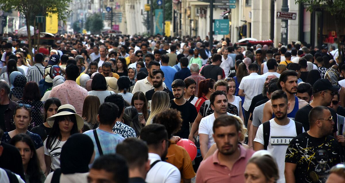 'İğne atsan yere düşmeyecek' dedirten kalabalık! Vatandaşlar Taksim’e akın etti 5
