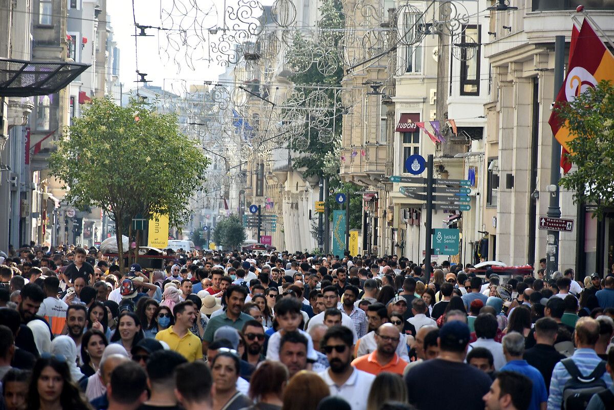 'İğne atsan yere düşmeyecek' dedirten kalabalık! Vatandaşlar Taksim’e akın etti 9