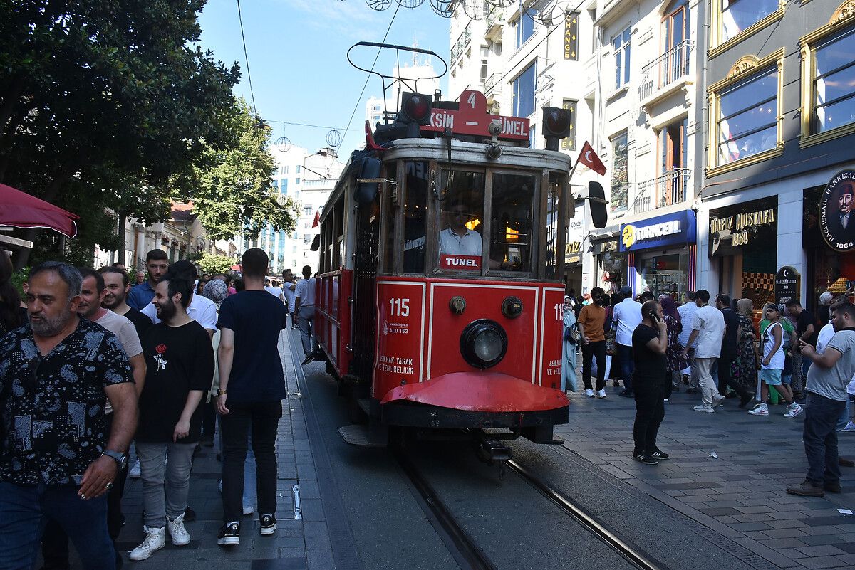 'İğne atsan yere düşmeyecek' dedirten kalabalık! Vatandaşlar Taksim’e akın etti 10