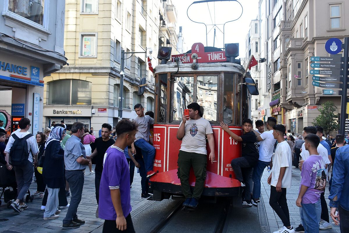'İğne atsan yere düşmeyecek' dedirten kalabalık! Vatandaşlar Taksim’e akın etti 11