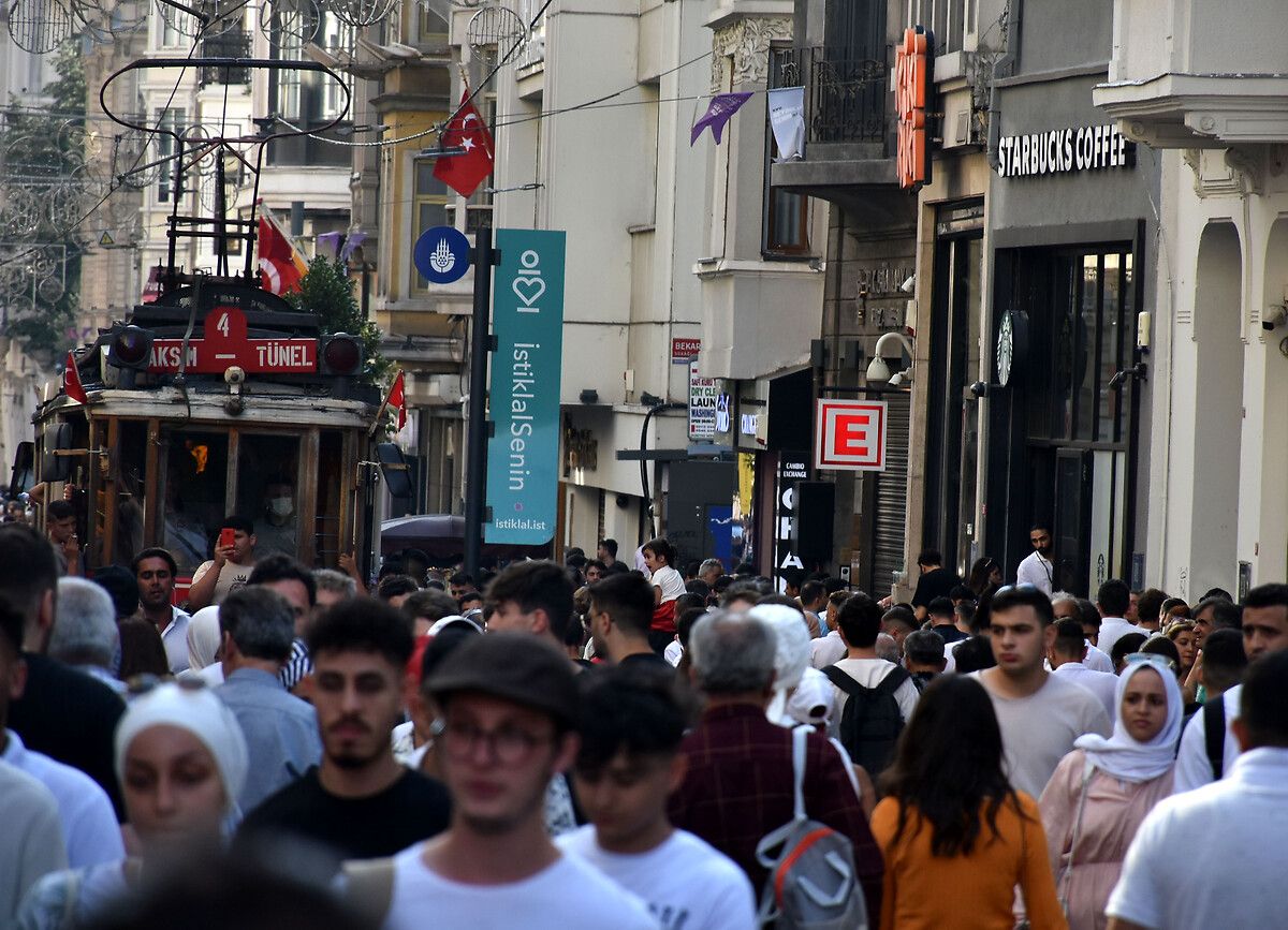 'İğne atsan yere düşmeyecek' dedirten kalabalık! Vatandaşlar Taksim’e akın etti 12
